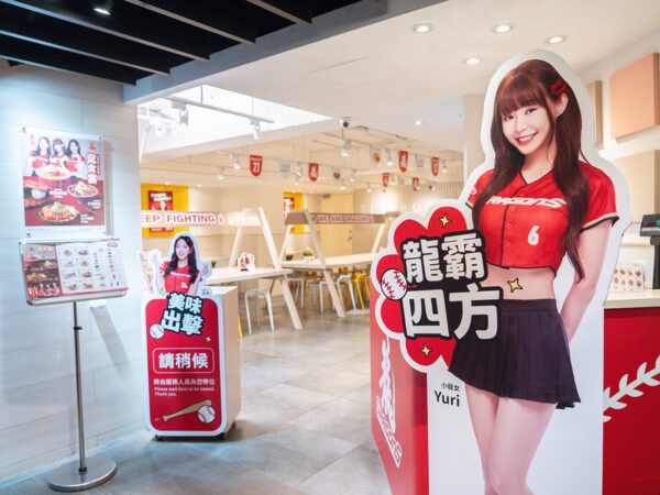 定食8西門町門市升級為味全龍聯名應援主題店,店內融入球員與Dragon Beauties小龍女視覺佈置,搭配應援音樂,成為球迷拍照打卡新熱點。圖/業者提供
