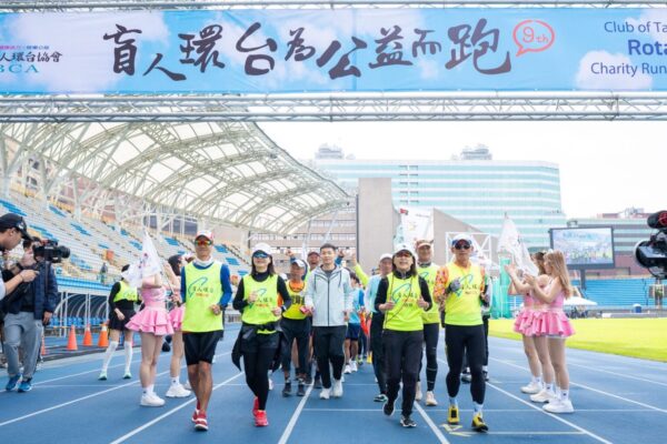 第九屆盲人環台台北田徑場終點站，李洋部長與視障跑者跑進終點。