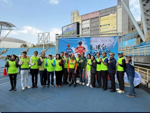  最終日於台北田徑場，國際扶輪全台12個地區總監與中央地方官員合影。