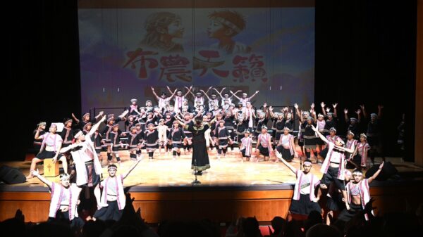 彩霞教育基金會於2025年舉行「布農天籟」音樂會大合唱活動，張渝姍老師帶領近百位南投信義及水里鄉學生參與。（彩霞教育基金會提供）