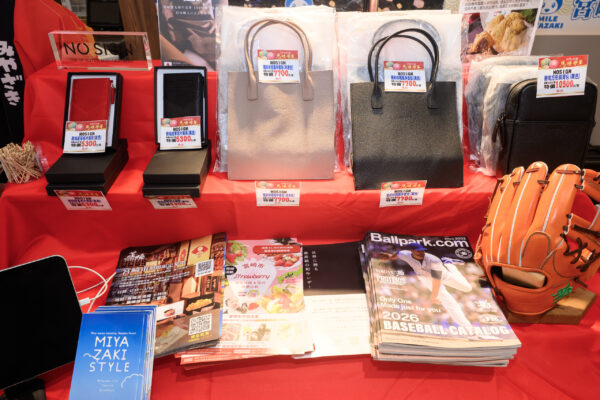 宮崎市物產展周邊商品琳瑯滿目，包含特色醬料、果醬、飲品與伴手禮，融合地方風味與精緻設計，展現日本在地文化與生活美學。圖/主辦單位