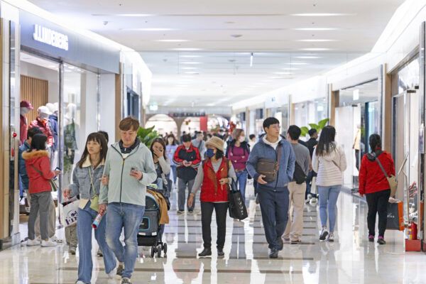 春節檔期購物熱潮湧現,義大世界購物廣場人潮絡繹不絕,成為民眾年前採購、走春逛街的一站式首選去處。圖/義大世界